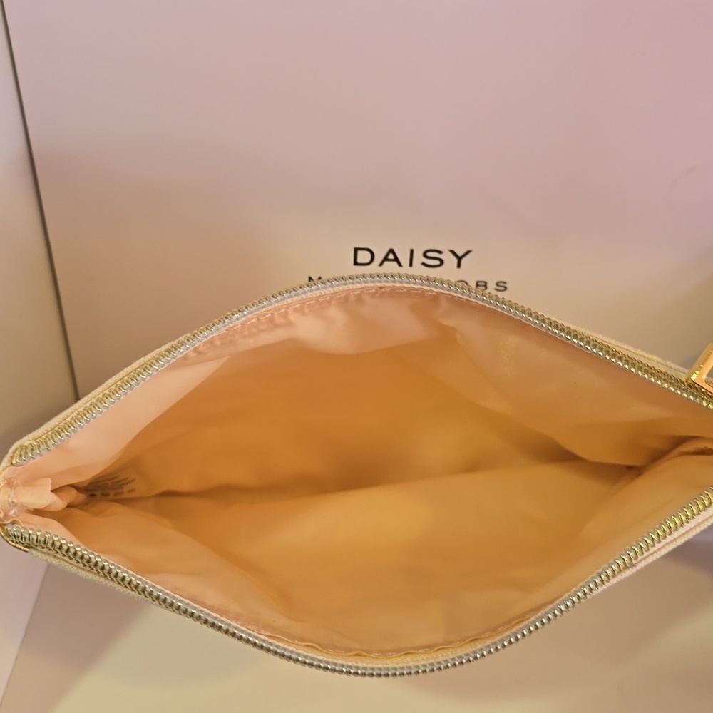 NIB Marc Jacobs Daisy Cosmetic Pouch in Cream and Gold With Travel Treats - Picture 3 of 4